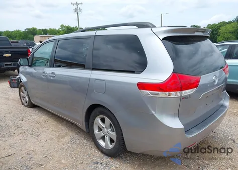 2012 Toyota Sienna Le V6 8 Passenger z USA, uszkodzony, nr VIN 5TDKK3DC1CS242323
